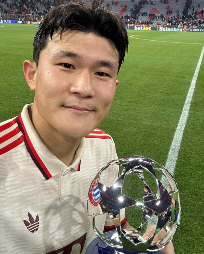 챔피언스리그(UCL) 데뷔골을 터뜨리고 최우수선수로 선정되 트로피와 함께한 셀카